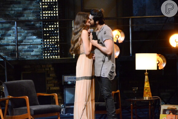 Luan Santana e Camila Queiroz trocam beijos em gravação do DVD '1971' nesta quinta-feira, dia 18 de agosto de 2016