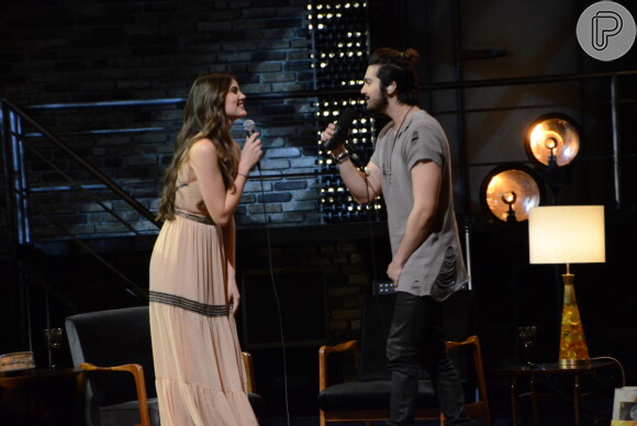 Luan Santana e Camila Queiroz trocam beijos em gravação do DVD '1971' nesta quinta-feira, dia 18 de agosto de 2016