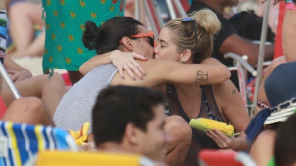Danielle Winits e o namorado, André Gonçalves, trocam beijos na praia. Fotos!