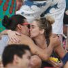 Danielle Winits beijou André Gonçalves na praia da Barra da Tijuca, Zona Oeste do Rio