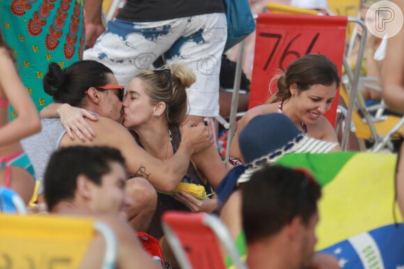 Danielle Winits beijou André Gonçalves na praia da Barra da Tijuca, Zona Oeste do Rio