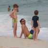 André Gonçalves curtiu a praia da Barra da Tijuca com os filhos de Danielle Winits, Noah e Guy