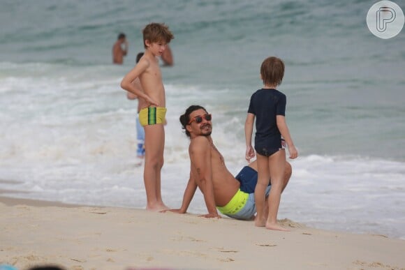 André Gonçalves curtiu a praia da Barra da Tijuca com os filhos de Danielle Winits, Noah e Guy