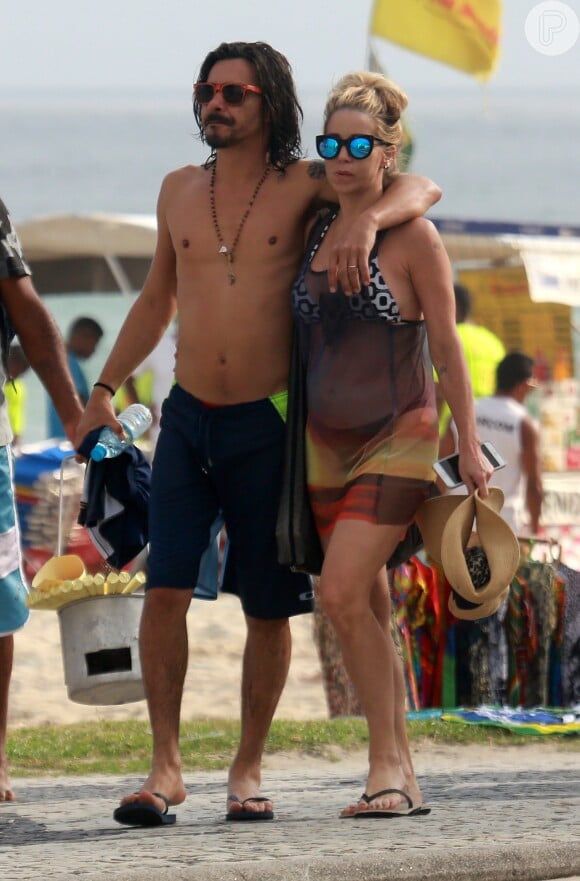 Danielle Winits e André Gonçalves foram à praia da Barra da Tijuca, Zona Oeste da cidade