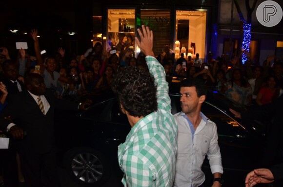 Antes de entrar na loja para o coquetel, Caio Castro acenou para os fãs que gritavam seu nome no lado de fora