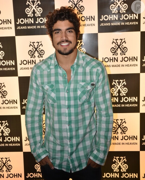 Joshua Bowman participou do coquetel promovido para convidados pela marca John John na loja da Rua Oscar Freire, em São Paulo. Os atores Caio Castro, Sophia Abrahão e Jonatas Faro estavam presentes