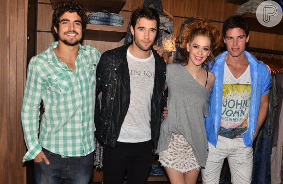 Joshua Bowman participou do coquetel promovido pela marca John John, em São Paulo, com presença dos atores Caio Castro, Sophia Abrahão e Jonatas Faro