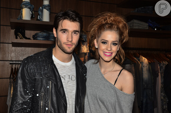 O ator de 'Revenge' conversou com os artistas brasileiros e posou para fotos no evento