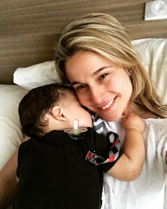 Fernanda Gentil se diverte com o filho, Gabriel, de seis meses