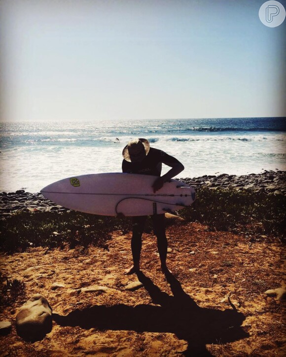 Cauã Reymond, fã de surfe, aparece praticando o esporte no litoral português