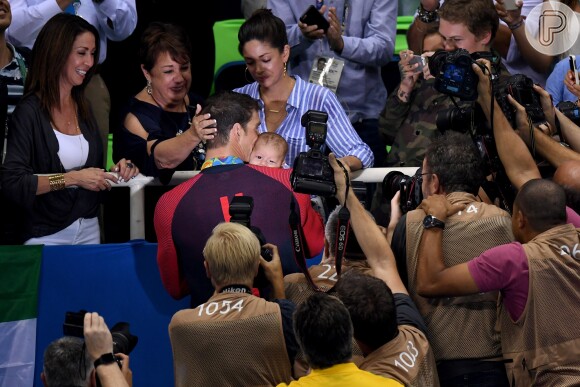 Michael Phelps sempre que ganhava uma medalha, corria para a torcida e abraçava o filho, Boomer, de apenas 3 meses