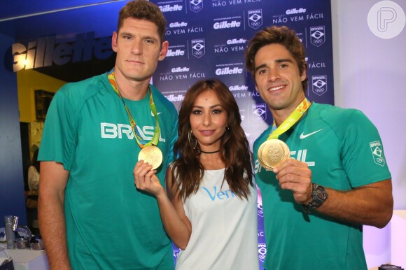 Sabrina Sato fez questão de segurar nas medalhas conquistadas pelos jogadores de vôlei de praia Bruno Schmidt e Alison Cerutti na Olimpíada Rio 2016
