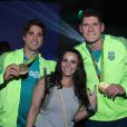 Viviane Araujo posa ao lado de Alison Cerutti e Bruno Schmidt, dupla medalha de ouro no vôlei de praia na Olimpíada Rio 2016