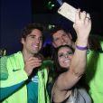 Viviane Araujo faz selfie com os jogadores de vôlei de praia Alison Cerutti e Bruno Schmidt em festa na Barra da Tijuca nesta sexta-feira, 19 de agosto de 2016