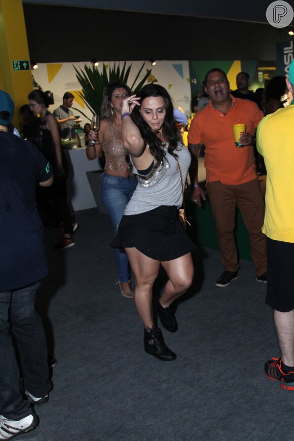 Viviane Araujo dançou exibindo sua boa forma em evento que aconteceu nesta sexta-feira, 19 de agosto de 2016