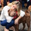 Giovanna Ewbank era só carinho com seu cachorro no lançamento do filme 'Pets - Uma Aventura Animal' neste sábado, 20 de agosto de 2016