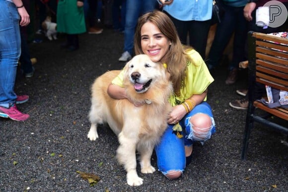 Wanessa era só sorrisos ao lado de um animal de estimação neste sábado, 20 de agosto de 2016, em evento que aconteceu em São Paulo
