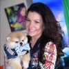 Fernanda Souza não conseguiu levar o seu pet, mas curtiu a companhia de um cachorrinho que estava no lançamento do filme 'Pets - Uma Aventura Animal'