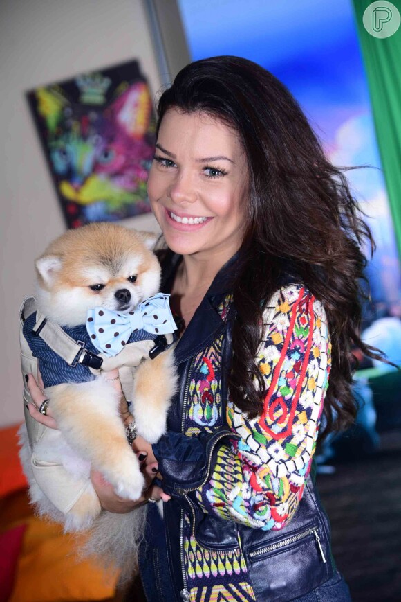 Fernanda Souza não conseguiu levar o seu pet, mas curtiu a companhia de um cachorrinho que estava no lançamento do filme 'Pets - Uma Aventura Animal'
