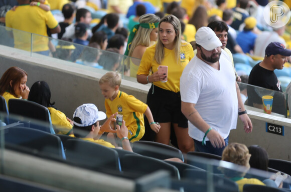 David Lucca vai ao Maracanã com a mãe, Carol Dantas, torcer por Neymar na final do futebol masculino nas Olimpíadas Rio 2016