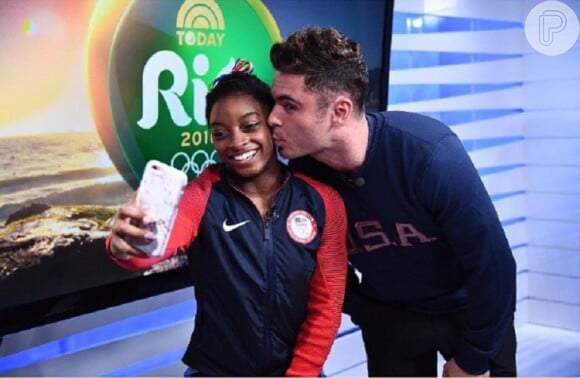 Simone Biles ganha beijo de Zac Efron durante as Olimpíadas