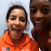 No Snapchat, Simone Biles e Alexandra Raisman declaram após dia de praia: 'Finalmente'