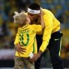 Neymar beija o filho durante comemoração de ouro na Rio 2016