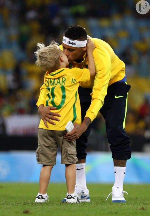 Neymar beija o filho durante comemoração de ouro na Rio 2016