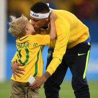 Neymar comemora medalha de ouro na Rio 2016 com o filho, Davi Lucca, em campo