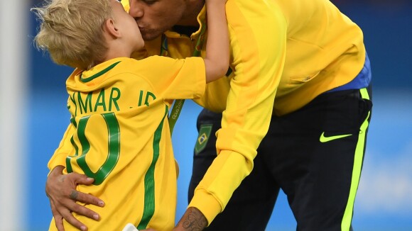 Neymar comemora medalha de ouro na Rio 2016 com o filho, Davi Lucca, em campo
