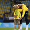 Neymar comemora medalha de ouro na Olimpíada Rio 2016 ao lado do filho, Davi Lucca, no Maracanã, em 20 de agosto de 2016