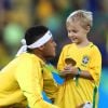 Neymar comemora medalha de ouro na Olimpíada Rio 2016 ao lado do filho, Davi Lucca, no Maracanã, em 20 de agosto de 2016