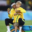 Neymar abraçou o filho, Davi Lucca, após a vitória da selação brasileira contra a seleção alemã neste sábado, 20 de agosto de 2016