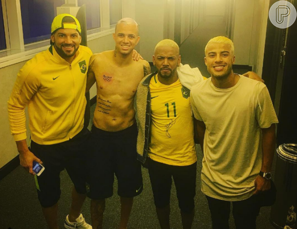 Nego do Borel pintou o cabelo de loiro, assim como os jogadores da seleção brasileira Luan e rafinha. A mudança de visual do cantor foi feita no hotel onde a equipe estava hospedada, mesmo local onde Neymar fez uma tatuagem. Foi o cantor quem divulgou as imagens nas suas redes sociais