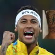 Neymar tatuou no punho a logomarca da Olimpíada Rio 2016 e os arcos olímpicos, que simbolizam a união dos povos, após ouro inédito do Brasil