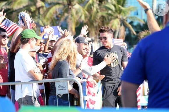 Zac Efron esbanjou simpatia ao ser assediado por fãs brasileiros durante passagem pelo Rio de Janeiro em agosto de 2016