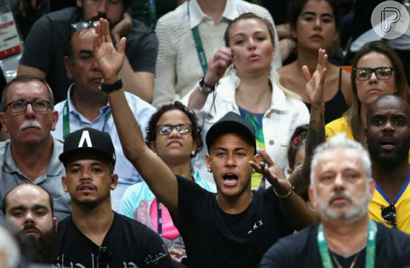 Neymar, com cabelo loiro escondido no boné, torceu pelo ouro da seleção de vôlei neste domingo, 21 de agosto de 2016