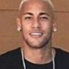 Neymar mudou o visual após ganhar o ouro na Olimpíada Rio 2016. O jogadro tatuou o símbolo dos Jogos Olímpicos no braço e pintou o cabelo de loiro