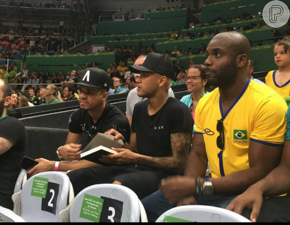 Neymar torceu pela vitória da seleção brasileira de vôlei no Maracanãzinho neste domingo, 21 de agosto de 2016, na companhia de amigos, como Rafael Zulu
