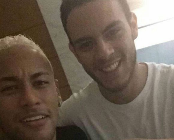 Antes de torcer pelo ouro do vôlei na Olimpíada Rio 2016, Neymar esteve neste sábado, 20 de agosto de 2016, no condomínio onde Bruna Marquezine mora, no Rio de Janeiro, e tirou foto com um fã
