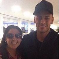 Neymar e Bruna Marquezine posam com fãs em shopping do Rio de Janeiro