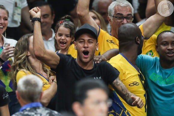 Neymar deixou o jogo de vôlei na mesma van que Bruna Marquezine
