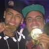Neymar mostra medalha durante show de Thiaguinho