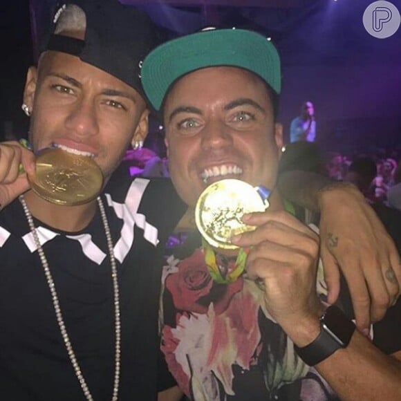 Neymar mostra medalha durante show de Thiaguinho