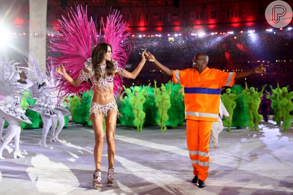 Izabel Goulart samba ao lado de Renato Sorriso na cerimônia de encerramento da Olimpíada Rio 2016, em 21 de agosto de 2016