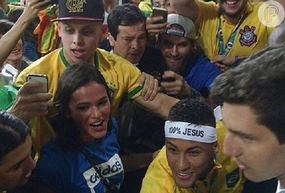 Neymar invadiu a arquibancada do Maracanão para abraçar Bruna Marquezine após receber a medalha de ouro, inédita no Brasil, na Olimpíada Rio 2016