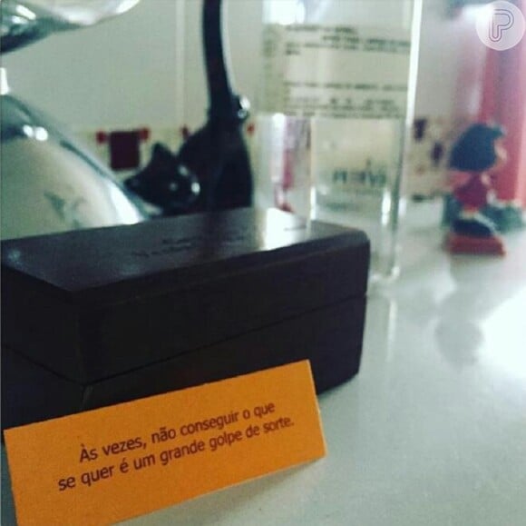 Em seu Instagram, atriz compatilha frases motivacionais do Ubuntu, retiradas de uma caixinha de pensamentos