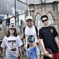 Murilo Benício viaja para NY e posta foto com filhos e enteada: 'Família!'
