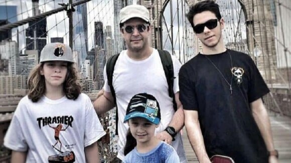 Murilo Benício viaja para NY e posta foto com filhos e enteada: 'Família!'