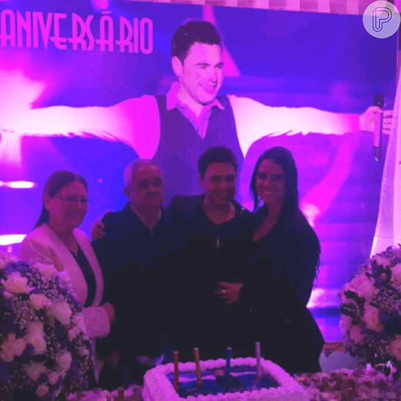 Zezé Di Camargo comemorou o seu aniversário com os pais, dona Helena e seu Francisco, e com a namorada, Graciele Lacerda
